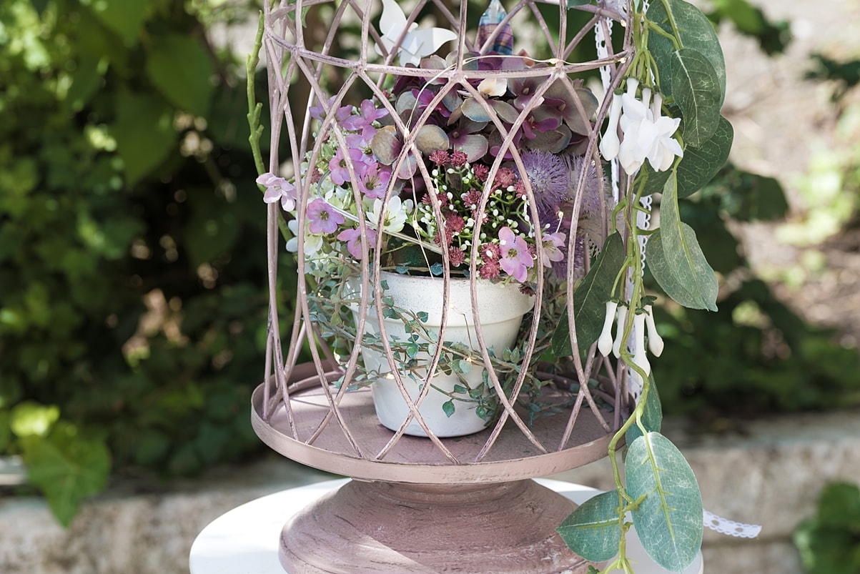 Dekokäfig mit Lichterkette schmücken