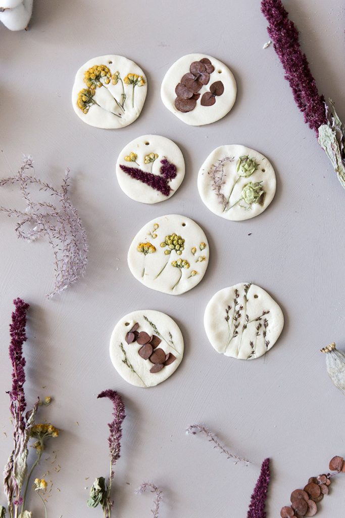 selbstgemachte-anhaenger-aus-saltzeig-mit-trockenblumen