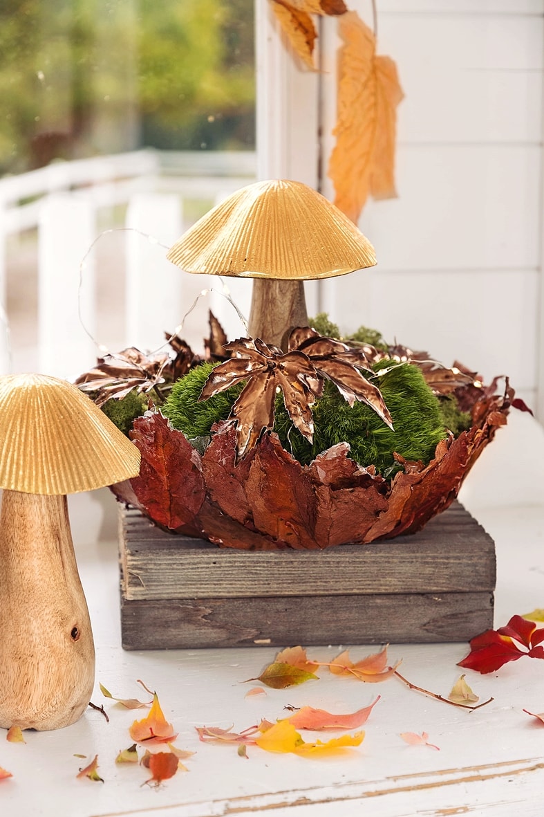 Herbstdeko mit Pilzen und Moos.