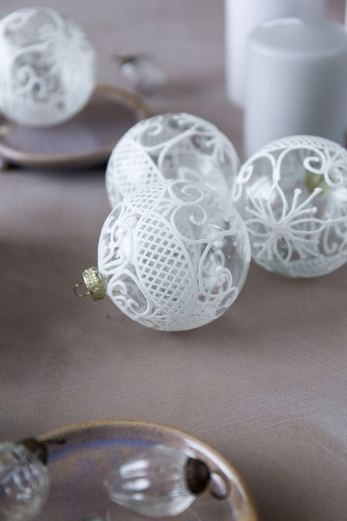 zarte-weihnachtskugeln-mit-ornamenten