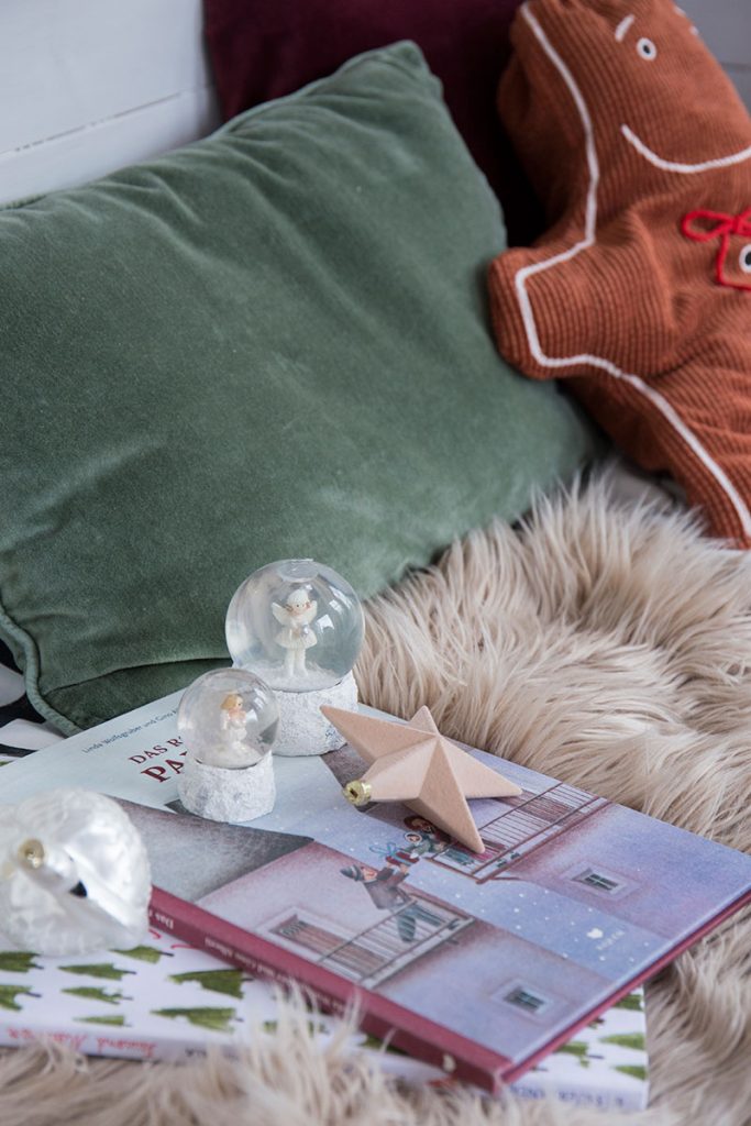 buecher-lesen-mit-kindern-in-der-weihnachtszeit