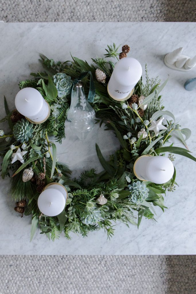 diy-adventskranz-mit-eukalyptus-sukkulenten-und-laerchenzweigent