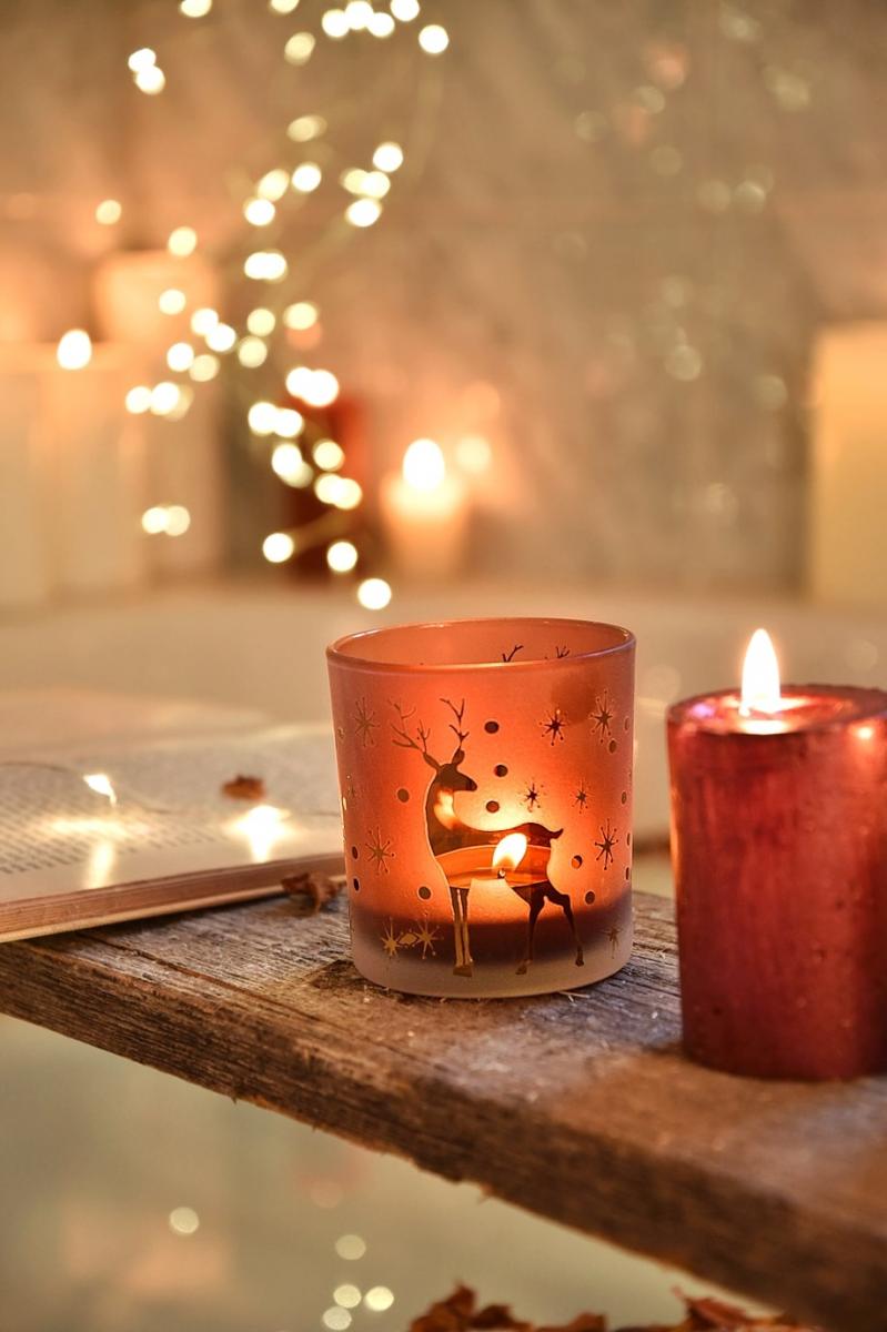 Bad mit weihnachtlichen Windlichtern dekorieren