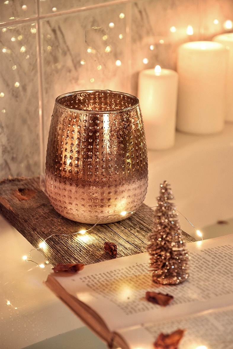 Elegantes Windlicht als Badezimmerdeko.