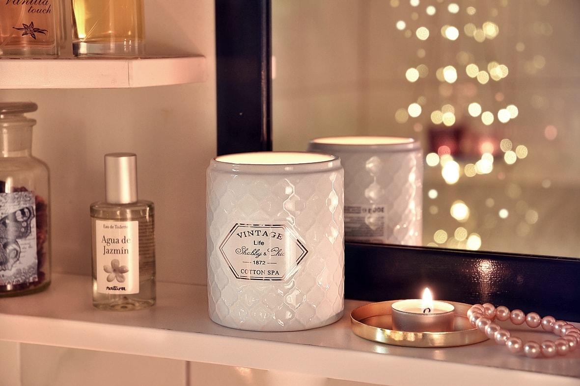 Dufkerzen sorgen für Wohlfühlatmosphäre im Badezimmer.