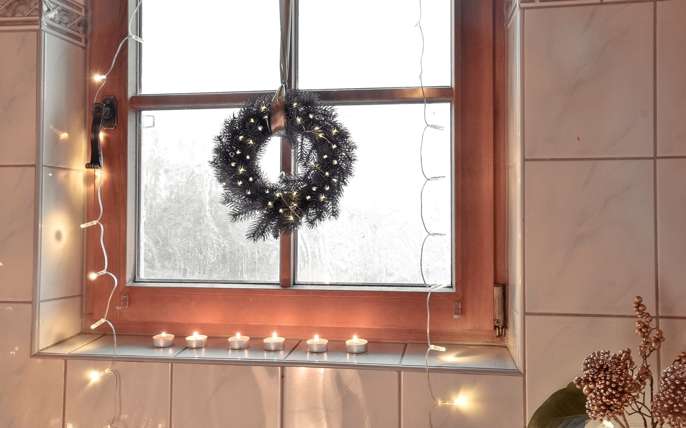 Kranz aus Tannengrün fürs Badezimmerfenster.