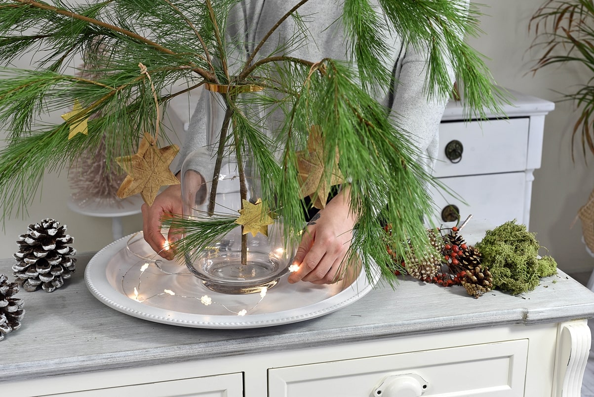 Lichterkette auf dem Dekoteller drapieren.