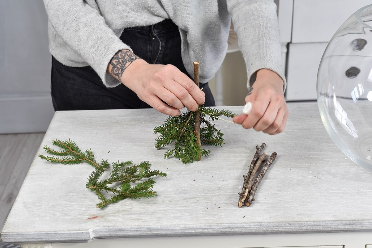 Aus Tannenzweigen kleines Weihnachtsbäumchen basteln.