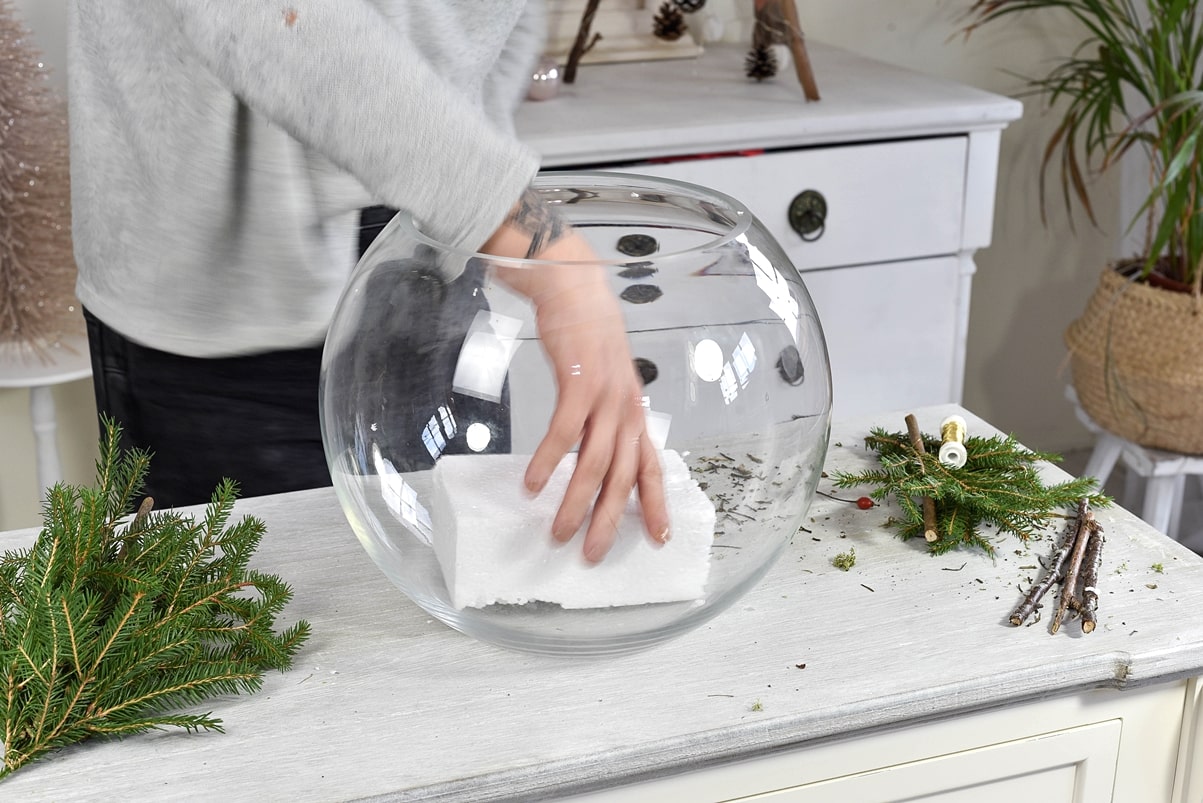 Bastelanleitung - Kugelvase mit Naturmaterialien dekorieren.