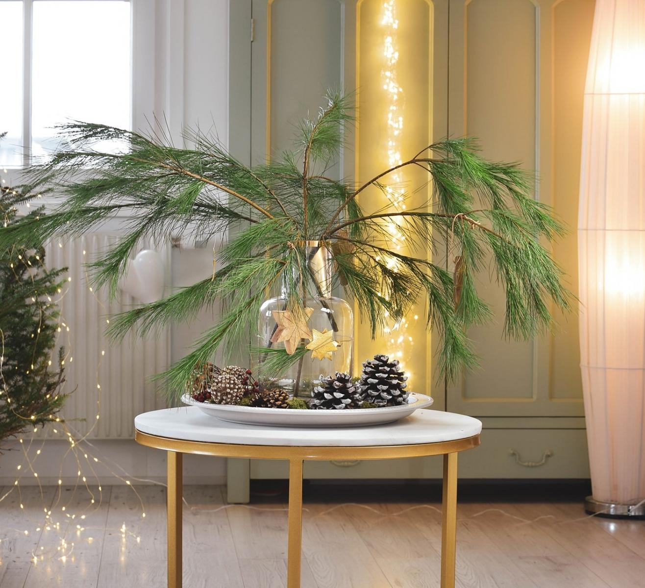 Weihnachtsstrauß aus Kiefernzweigen.