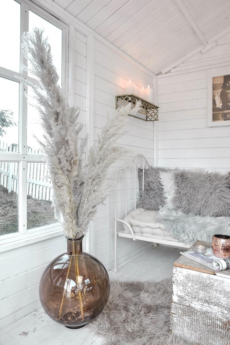 Natürliche Winterdeko mit Gräsern.