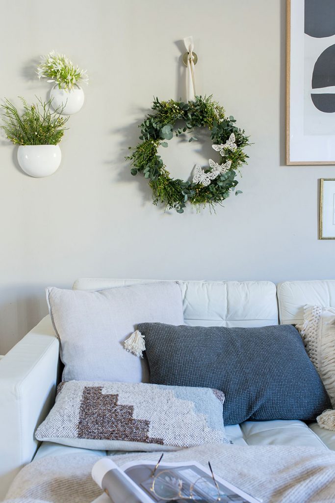 fruehlingskanz-als-wanddeko-im-wohnzimmer