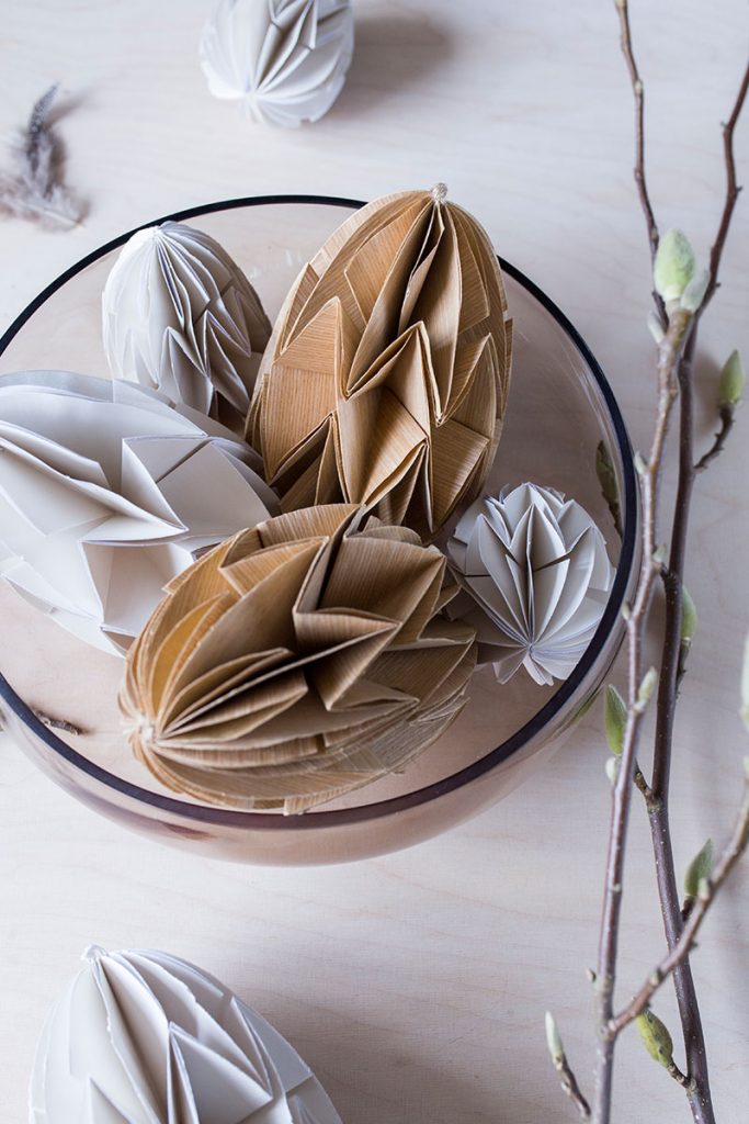 natuerliche-osterdeko-mit-dekoeiern-aus-furnierholz