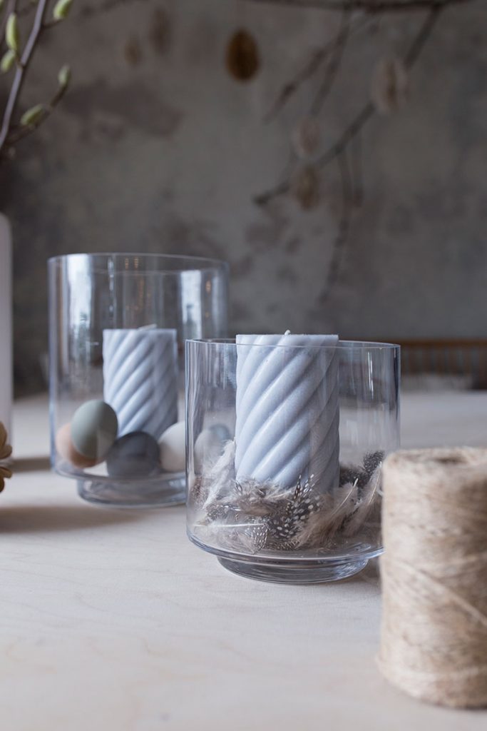 windlicht-mit-federn-als-natuerliche-osterdeko