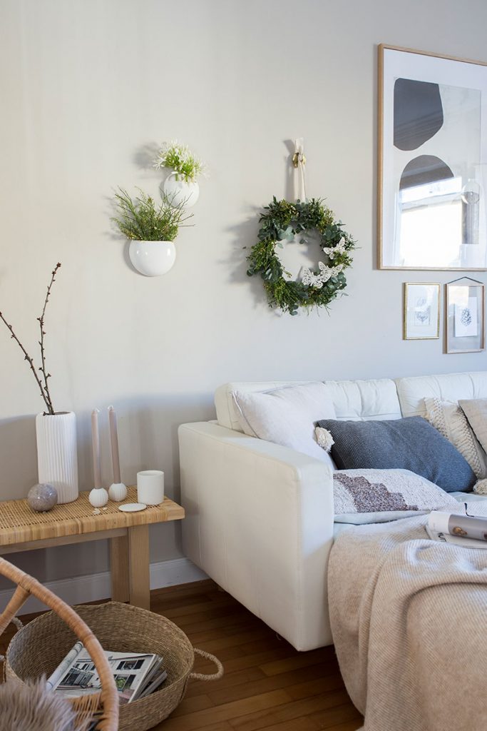 wohnzimmer-im-scandi-look-mit-diy-fruehlingskranz