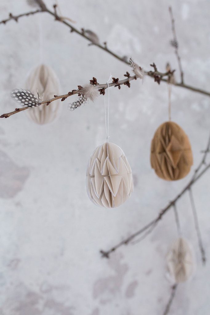 zweige-mit-dekoeiern-und-federn-als-osterdeko