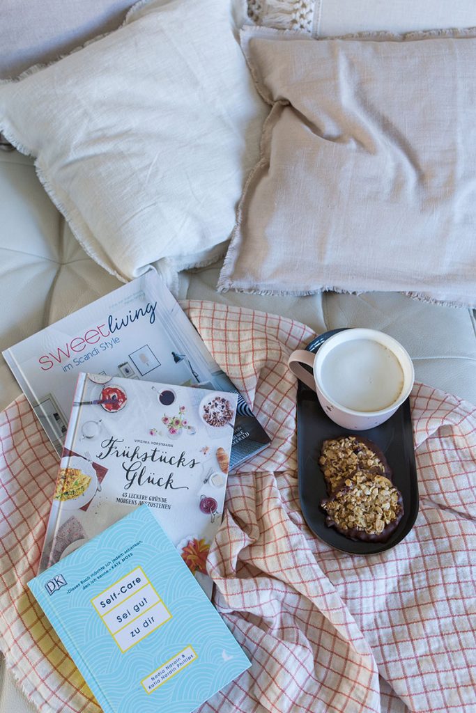 elf-care-mit-kaffee-und-buechern