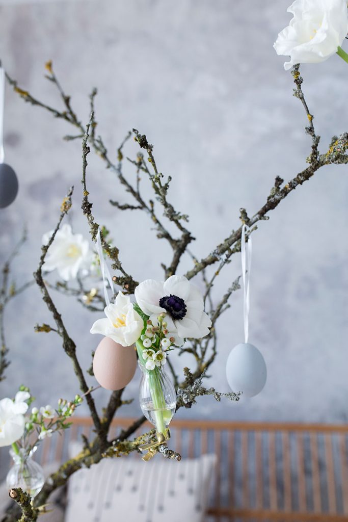 fruehlingsdeko-mit-zweigen-und-blumen