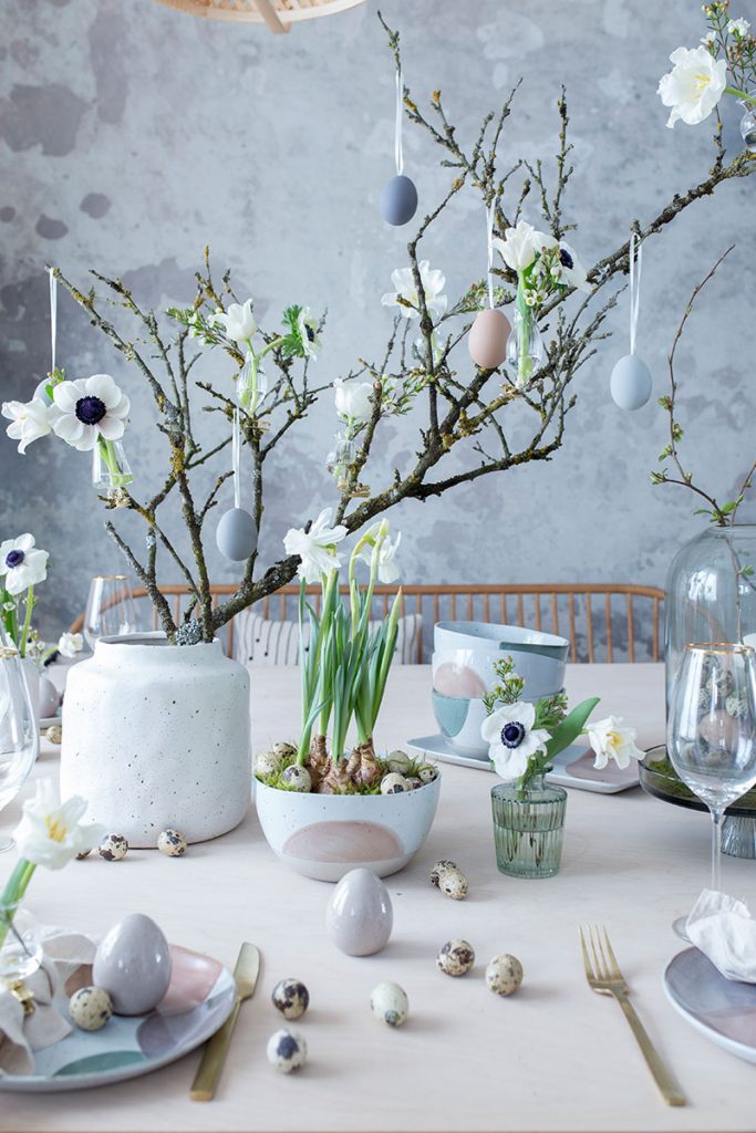 gedeckter-ostertisch-im-natuerlichen-look