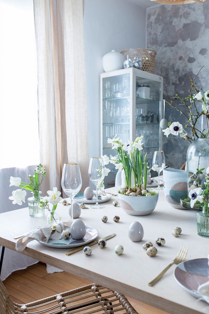 gedeckter-ostertisch-in-naturtoenen