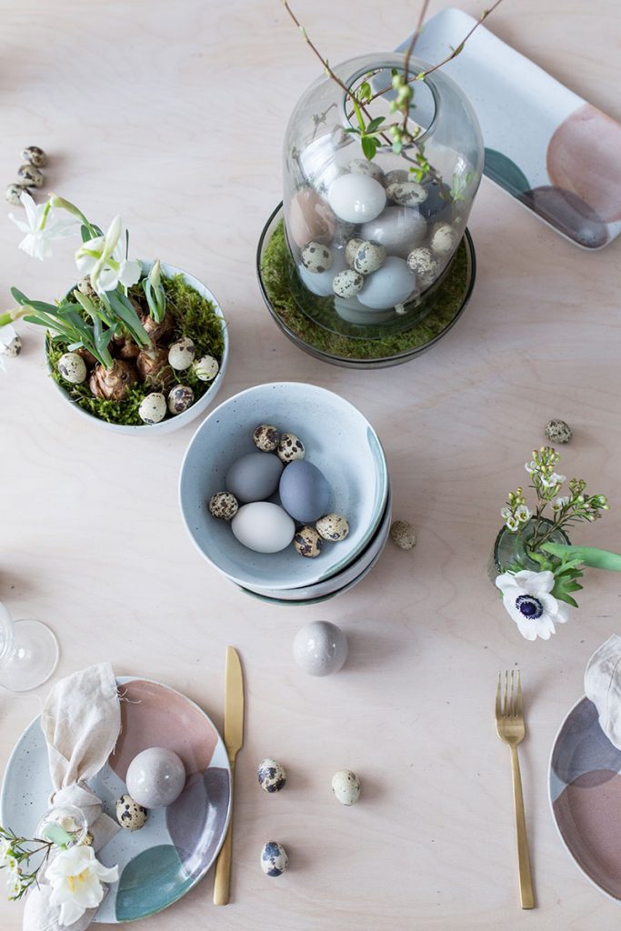 gedeckter-ostertisch-mit-steingutgeschirr