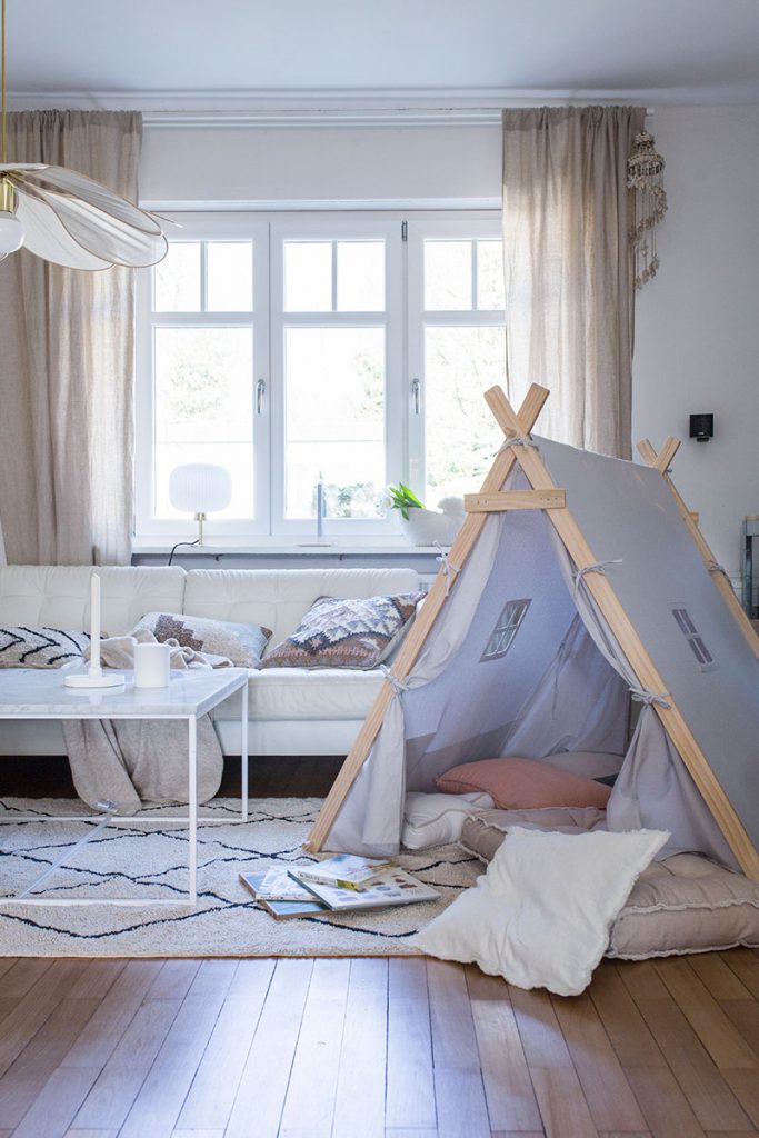 gemuetliches-wohnzimmer-mit-spielzelt-zur-kinderbeschaeftigung