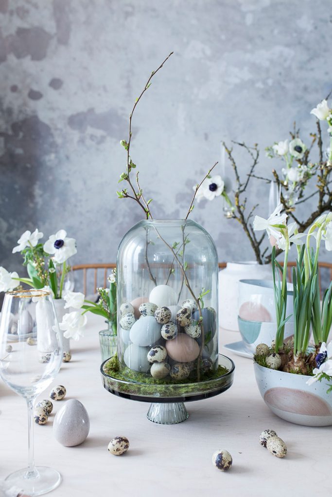 osterdeko-mit-eiern-und-glasglocke