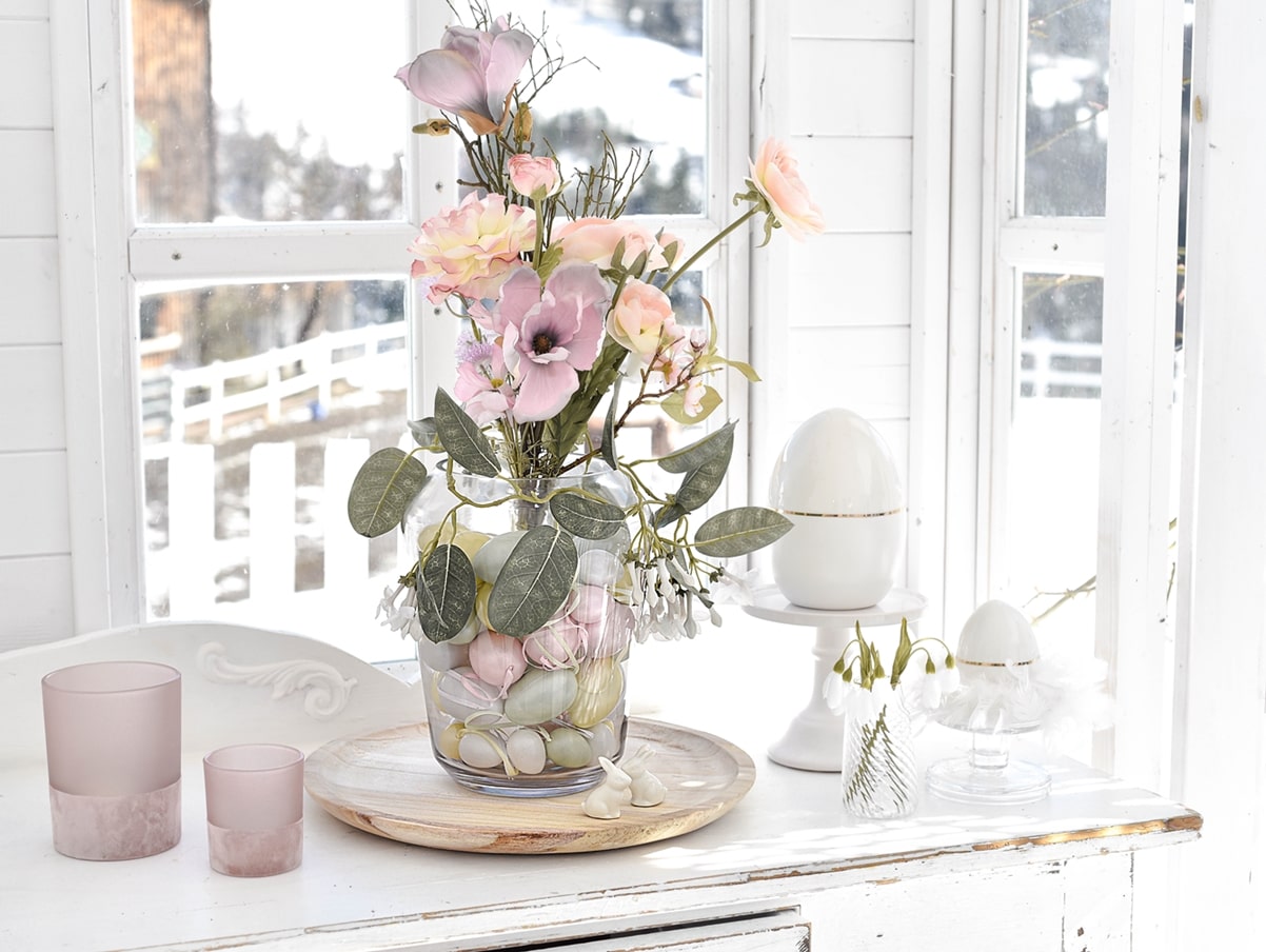 Dekoidee mit Ostereiern und Blumen