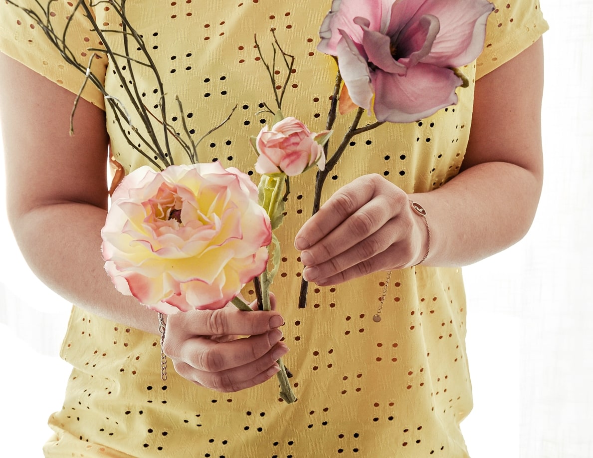 Kunstblumen zu einem Strauß binden