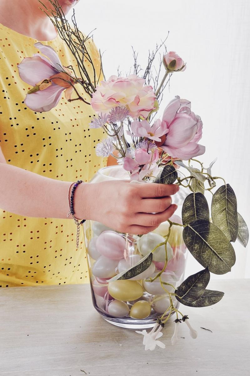 Blumenvase mit Eukalyptuszweig verzieren