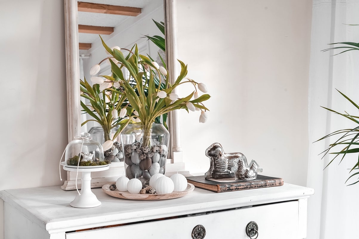 Natürliche Osterdeko mit Ostereiern und Tulpen