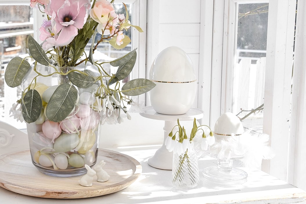 Dekoidee - Bunter Ostereier und Kunstblumen in der Vase