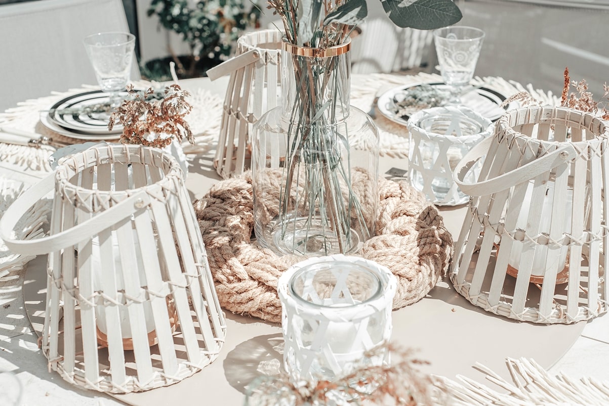 Seile und Täue für maritimes Flair auf dem Tisch.