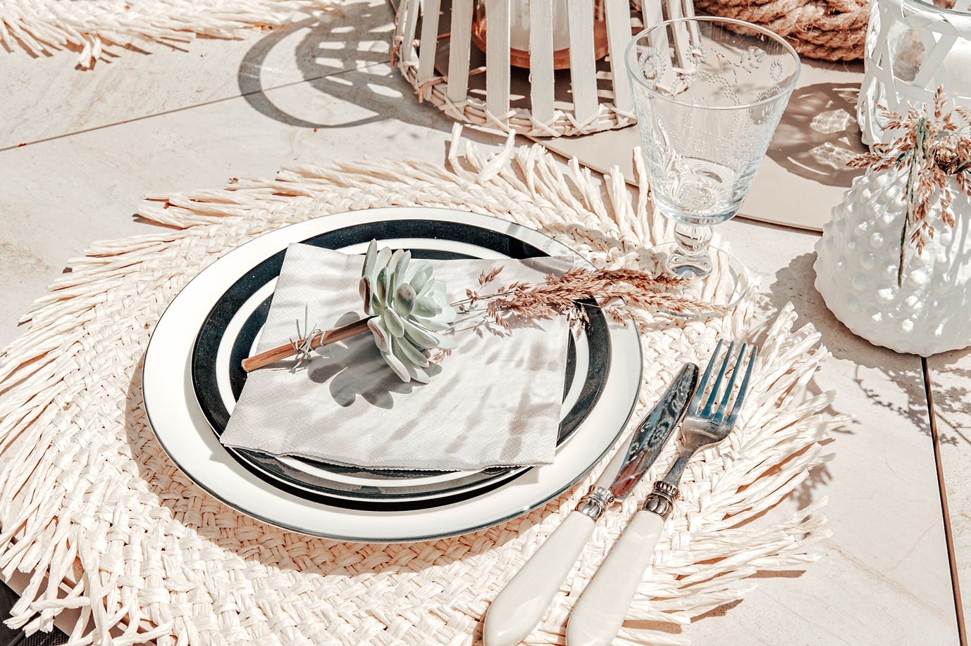 Maritimes Geschirr im Streifenlook.