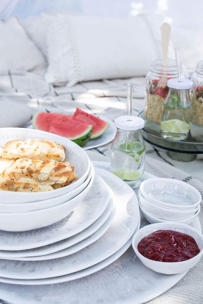 melaningeschirr-in-steingutoptik-fuer-picknick-im-garten