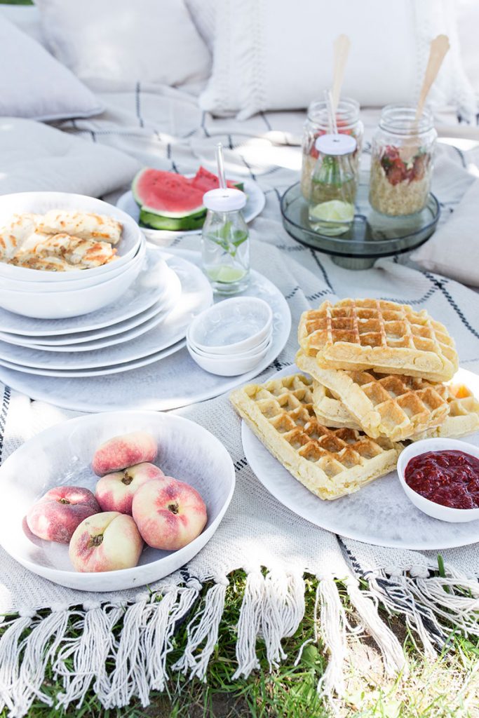 picknick-im-garten-mit-waffeln-und-obst