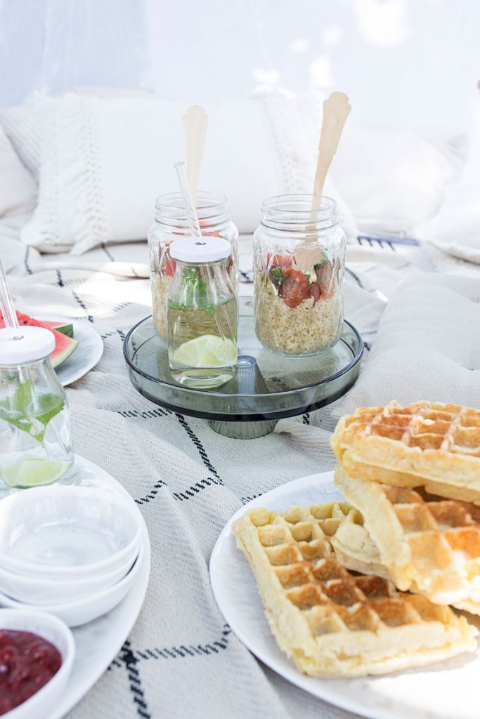 sommersalat-im-glas-fuer-picknick-im-garten