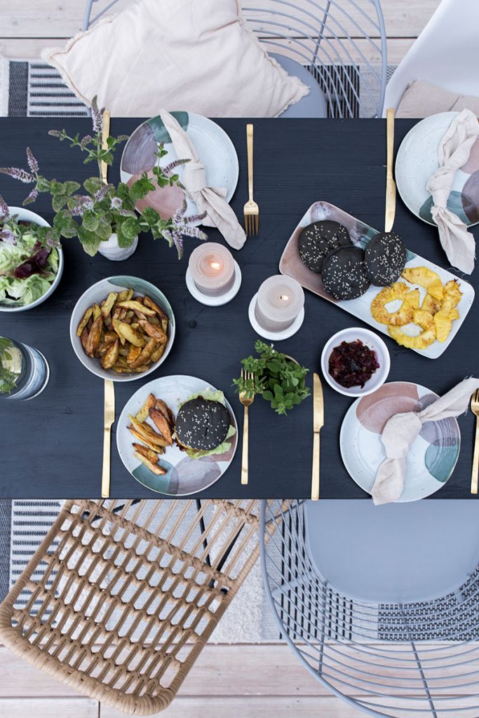 gedeckter-tisch-fuer-grillparty