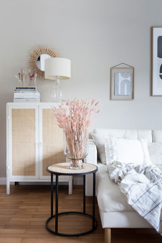 rattantisch-mit-trockenblumenstrauss