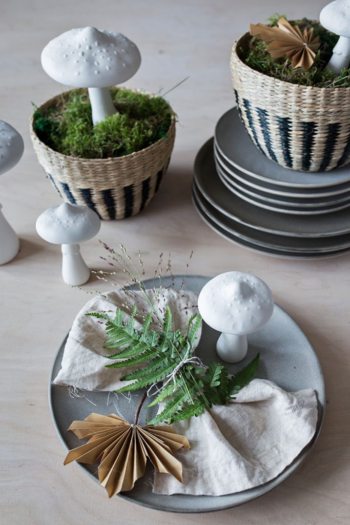 herbsttischdeko-mit-farn-und-pilzen