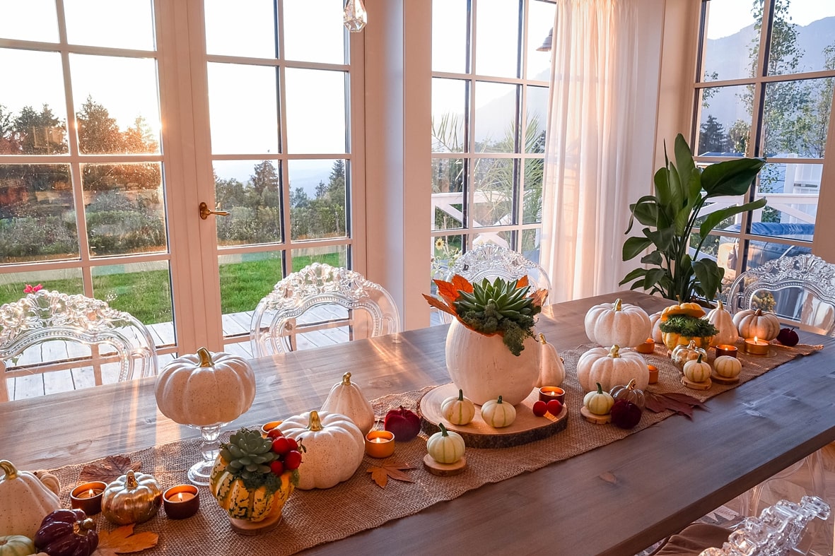 Kürbisdeko für den Tisch.