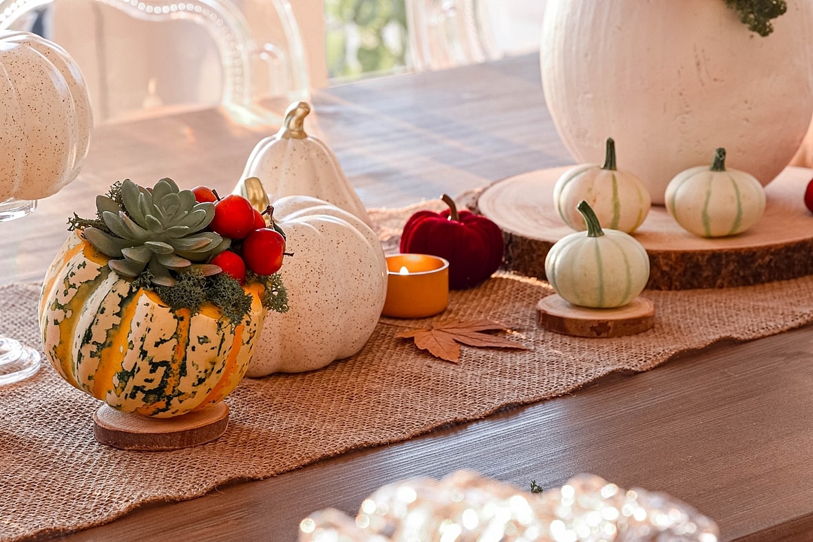 Herbstliche Tischdeko mit Kürbissen.