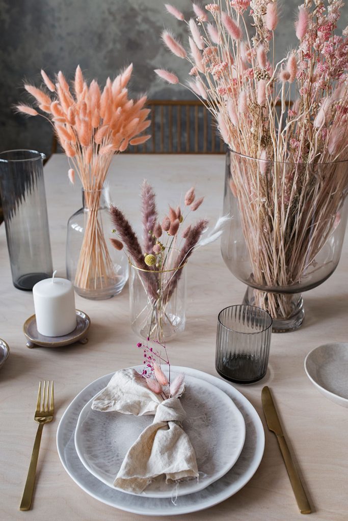 zeitlose-tischdeko-mit-trockenblumen
