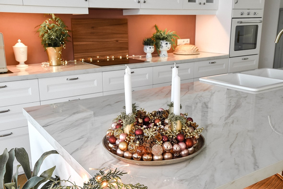 Adventskranz aus Weihnachtskugeln - Dekoidee