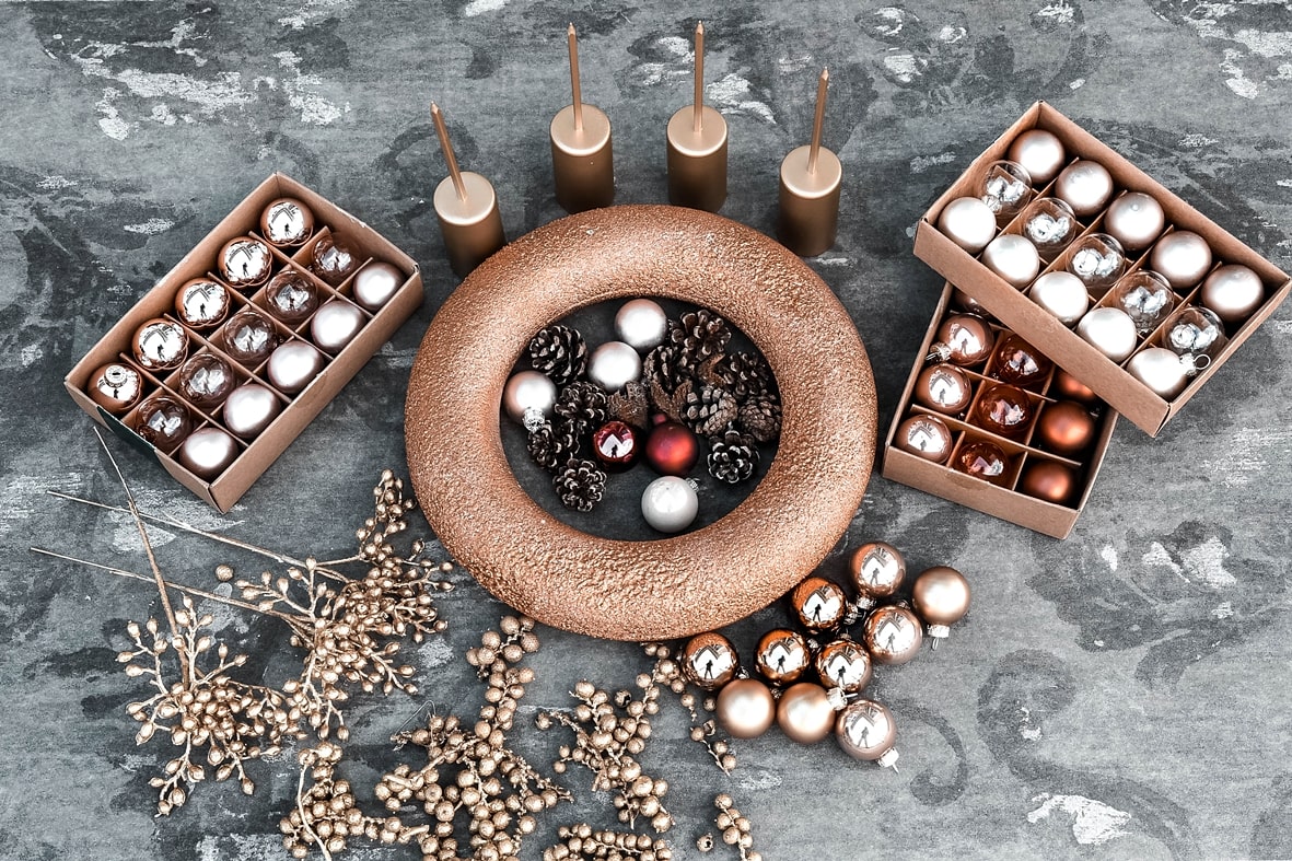 Adventskranz aus Weihnachtskugeln -Materialien