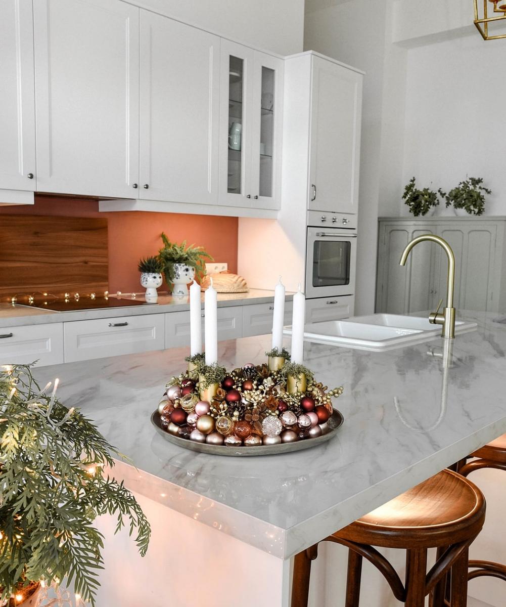 Adventskranz aus Weihnachtskugeln - in den Farben Terra, Altrosa, Gold