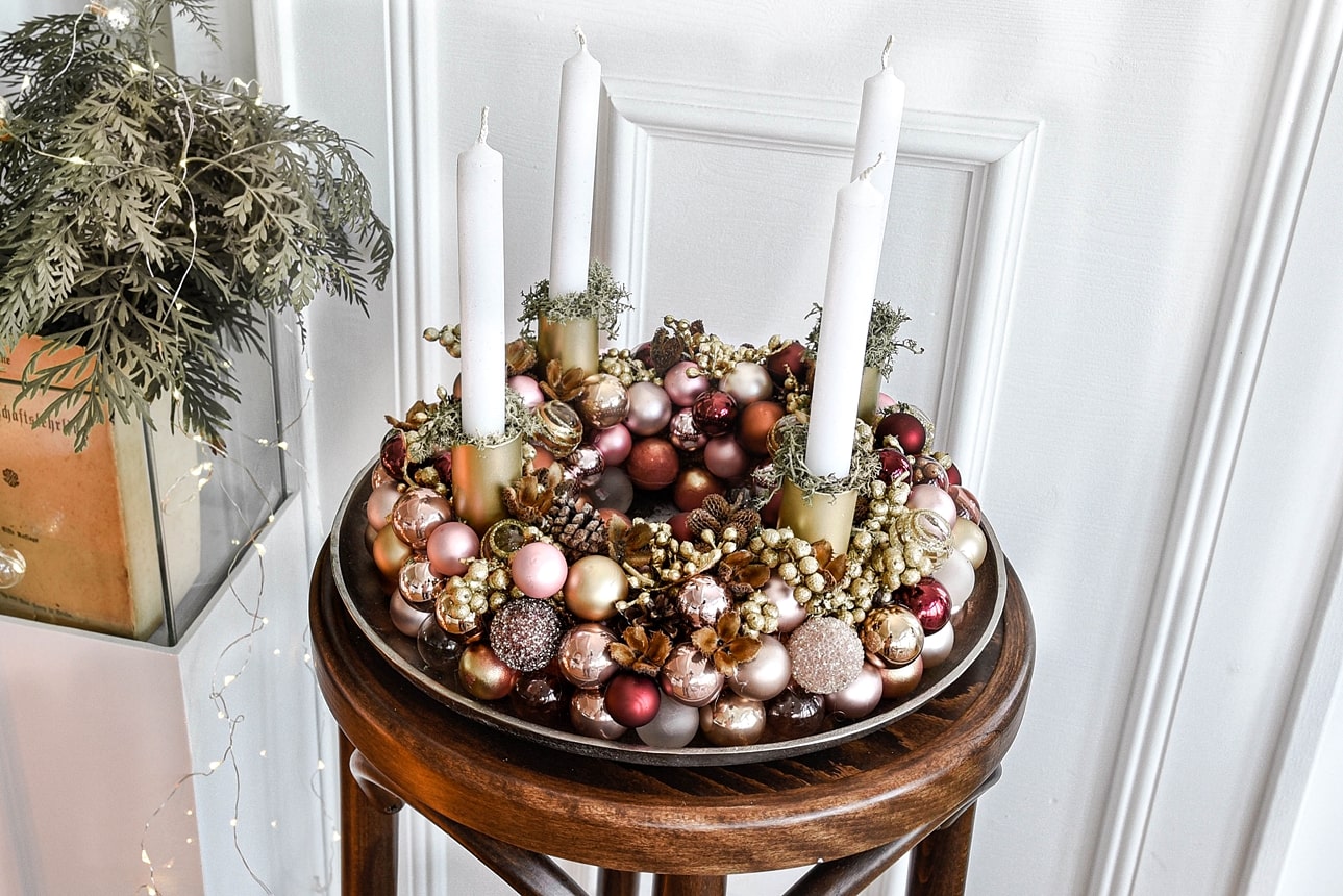 Adventskranz aus Weihnachtskugeln - DIY-Anleitung