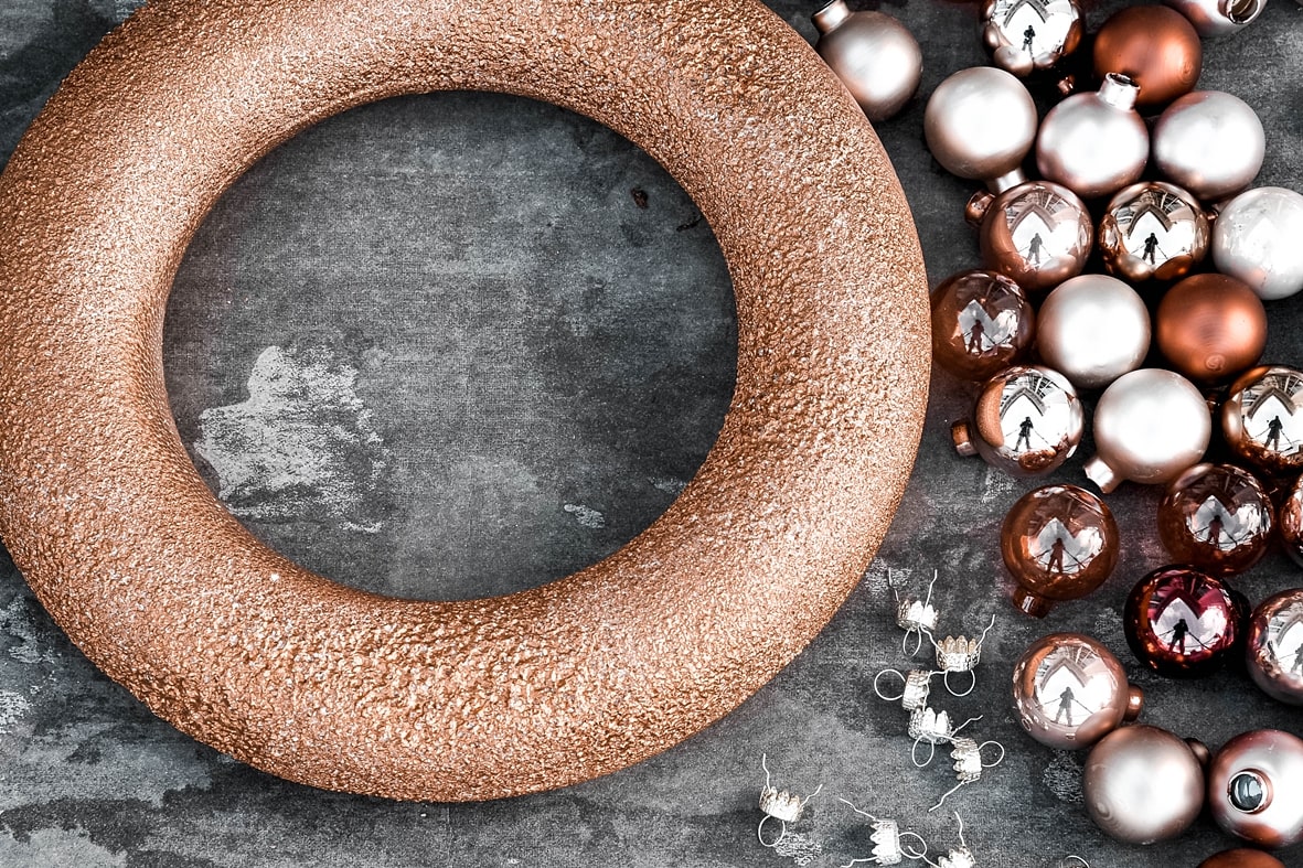 Styroporkranz lackieren