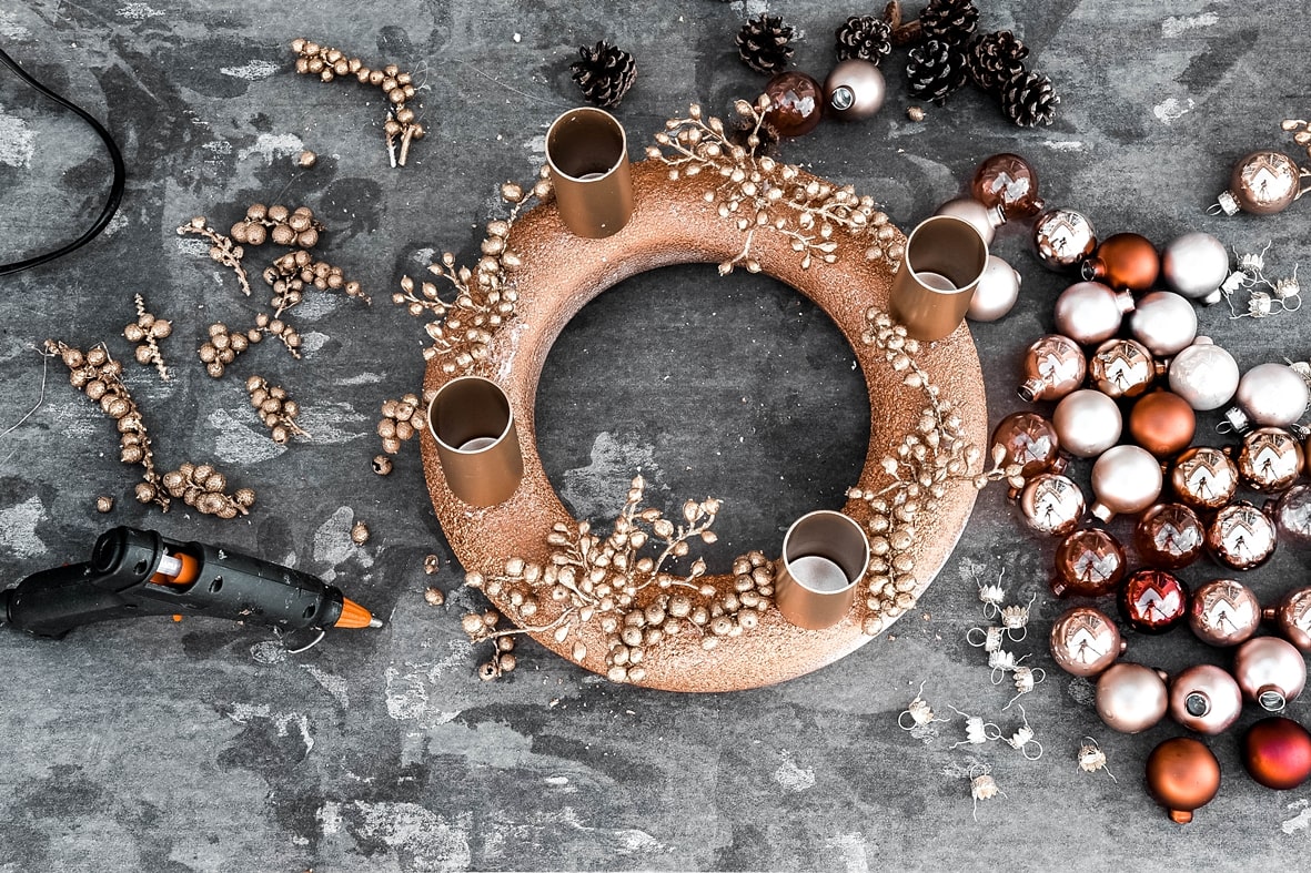 Goldene Beerenzweige aufkleben