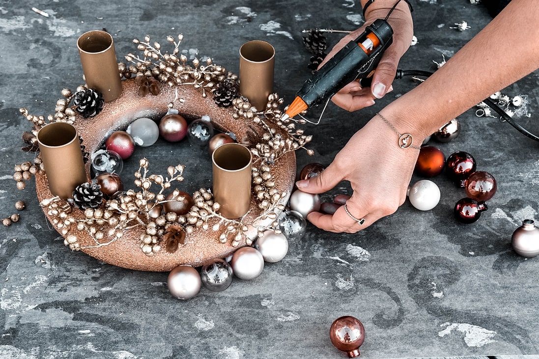 Weihnachtskugeln ankleben